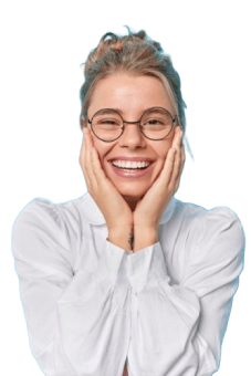 Chica con lentes de cabello rubio y manos en las mejillas sonriendo.