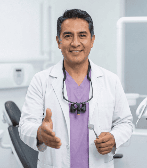 Dr. saludando sonrientemente, con fondo de clínica.